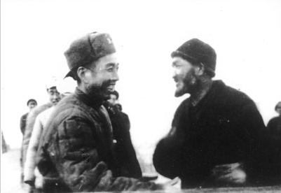 王震在喀什与维吾尔族农民谈话